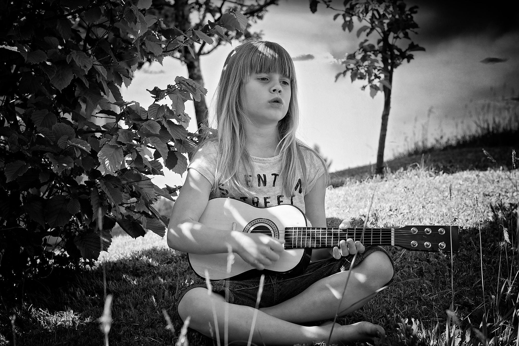 Песни под гитару девчонками. Гитара для детей. Девушка с гитарой. Фотосессия с гитарой дети. Портрет с гитарой.